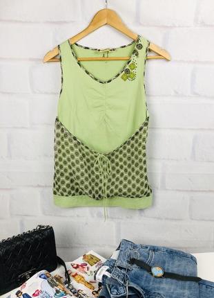 Майка с декоративным карманом нежно-зелёного цвета