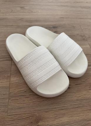 Шльопанці білі adidas