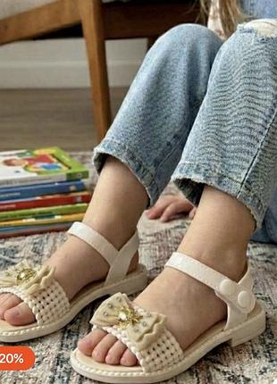 Стильные и комфортные босоножки для девочек