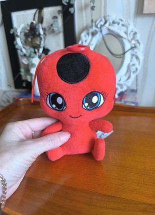 Плюшевая игрушка тикки (tikki) «леди баг и супер-кот» от bandai (оригинал)