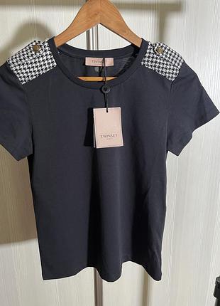 Twinset milano: чорна футболка з декоративними плечима та золотими ґудзиками, розмір хс,с