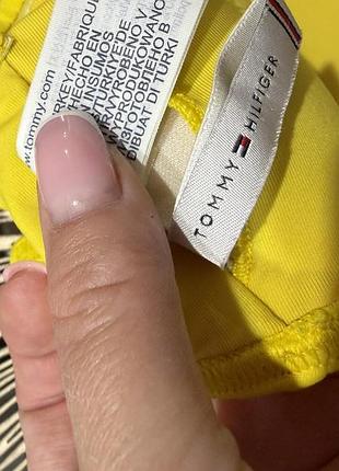 Топ від бренду tommy hilfiger