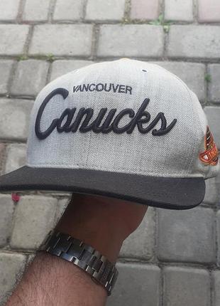 Винтажная колекционная серая кепка vancouver canucks  канада  от бренда mitchell & ness с черным козырьком.оne size.