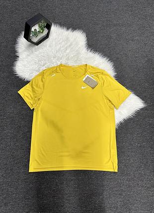 Оригінальна футболка nike