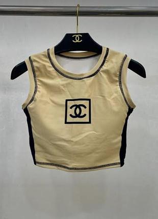 Стильний бежевий кроп-майка від chanel з колекції sport line, прикрашений чорним логотипом cc