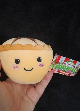 Мягкий плюшевый пирог из серии softlings christmas foodies носит название merry