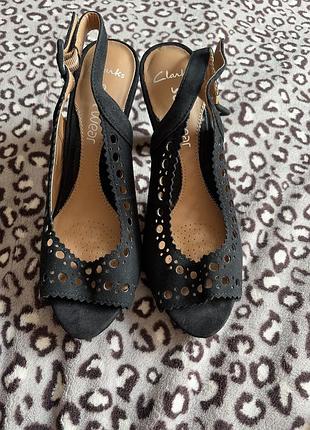 Clarks жіночі замшові босоніжки з шкіряною устілкой на підборах з застібкою відкриті пьяти і носки