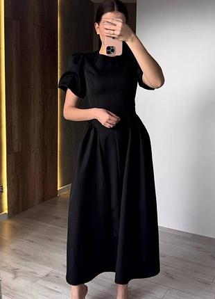 Длинное женское платье с коротким рукавом