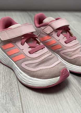 Стильні кросівки adidas на дівчинку