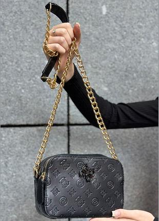 Женская сумка guess кросс-боди черная с золотой фурнитурой и теснением