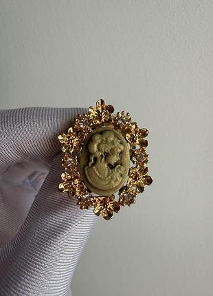 Металева брошка «вінтажна камея» – портрет дами у квітковій оправі зі стразами