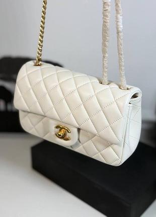 Шикарна якісна сумка шанель з золотою фурнітурою молочна на цепочці chanel