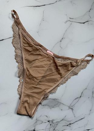 Бразиліани з мереживом на сідницях від hunkemoller