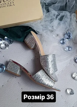 Badgley mischka оригінал сріблясті босоніжки сабо на невеликих підборах