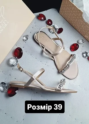 Badgley mischka оригінал сатинові босоніжки сандалії прикрашені камінням