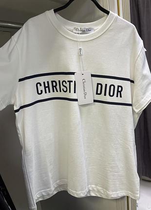 Базова біла футболка christian dior — втілення французької елегантності та бездоганного стилю.