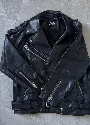Косуха zara екошкіра, розмір m. стильна чорна куртка-косуха від zara. виконана з якісної екошкіри, тримає форму, фурнітура справна, стан чудовий