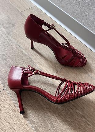 Шкіряні босоніжки zara