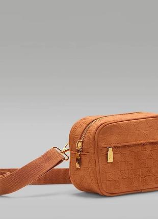 Сумка nike air jordan jam suede monogram camera bag 1.5l