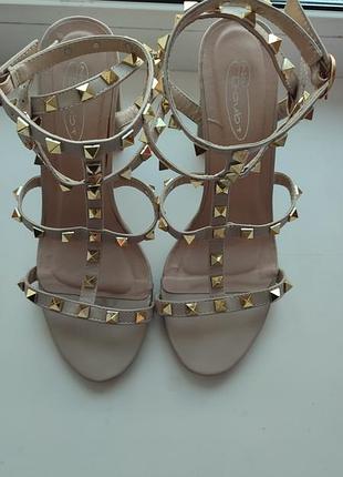 Бежевые босоножки с шипами no doubt в стиле valentino