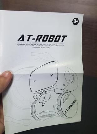 Интерактивный робот at-robot от бренда kiddisvit, который имеет функцию голосового управления. 2