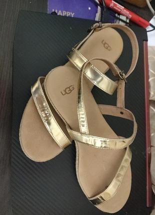 Босоніжки  ugg на 39р. по устілці 26см. нові. оригінал. без коробки без пошкоджень. вітрина