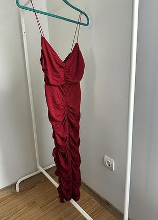 Бордова облягаюча сукня міді asos design з драпуванням та відкритими плечима / вечірня сукня зі збірками