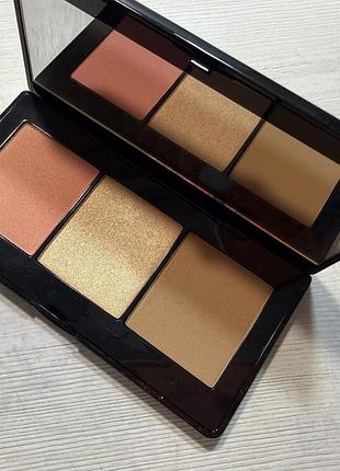 Палетка для обличчя бренду h&m beauty, яка містить рум'яна, хайлайтер та бронзер