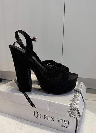 Замшеві босоніжки на каблуку