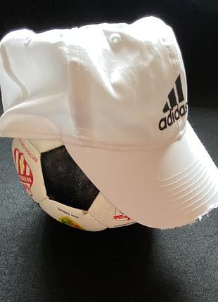 Бейсболка чоловіча спортивна,літня біла adidas,бавовна,мʼяка форма,спереду щільна,козирьок рваний стиль,ззаду застібка,розмір регулюється