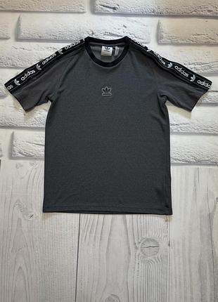 Футболка adidas сіра нова xs з лампасами