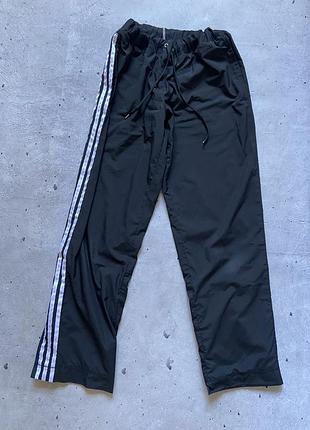 Спортивні нейлонові штани adidas