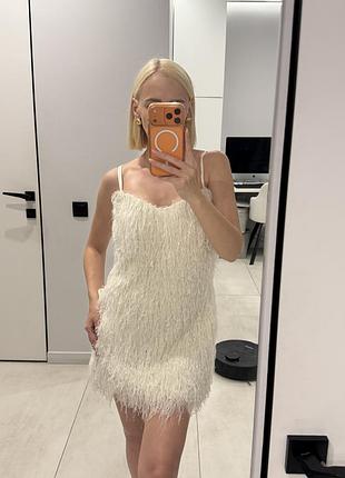 Біла сукня з пірʼям zara