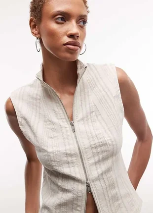 Weekday топ на змійці у смужку кремово-білого кольору