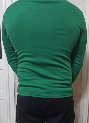 Зелений светр гольф