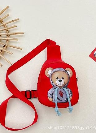 Яскрава дитяча сумочка через плече з милим ведмедиком