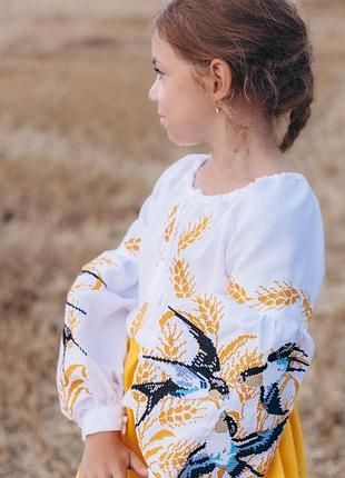 Вишиванка для дівчинки ластівки біла