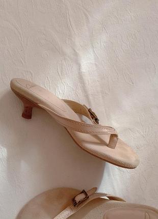 Кожаные бежевые вьетнамки босоножки на маленьком каблуке clarks 37