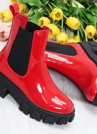 Жіночі червоні черевики челсі на гумках
