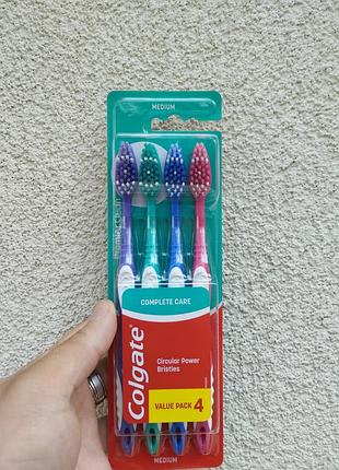 Набір зубних щіток colgate complete care medium 4 шт | середня жорсткість, очищувач язика