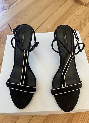 Чорні велюрові з золотом босоніжки zara, 40(41) розмір