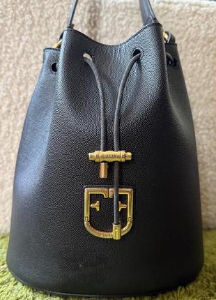 Сумка furla чорна шкіра. оригінальна зерниста шкіра. розмір 23 см розмір донишка, 25 см висота. ручка коротка 36 см. гаманець всередині.