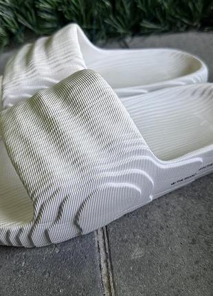 Білі шльопанці adidas adilette 22 виготовлені з міцного матеріалу eva uk7