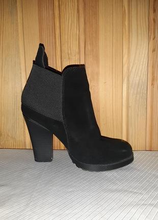 Чёрные замшевые  деми ботинки на высоком каблуке с резинками-вставками по бокам4 фото