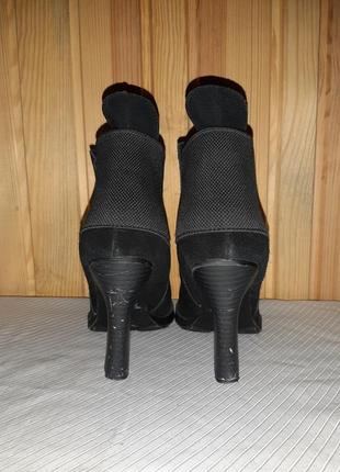 Чёрные замшевые  деми ботинки на высоком каблуке с резинками-вставками по бокам6 фото