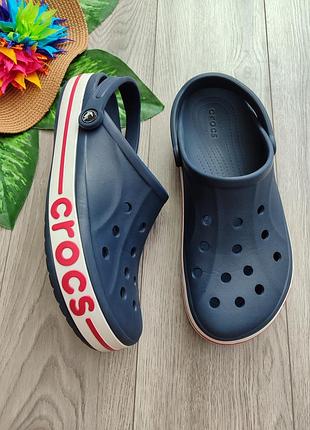 Сабо crocs bayaband в темно-синем цвете с контрастной белой полосой и красным логотипом размер m12 45 размер