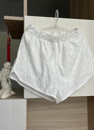 Короткі білі шорти в стилі бохо/ білі короткі шорти на літо zara xxs/s