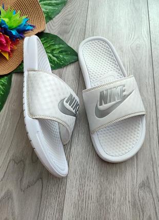 Женские шлепанцы nike benassi jdi с рельефным узором на ремешке и серебристым логотипом размер 42
