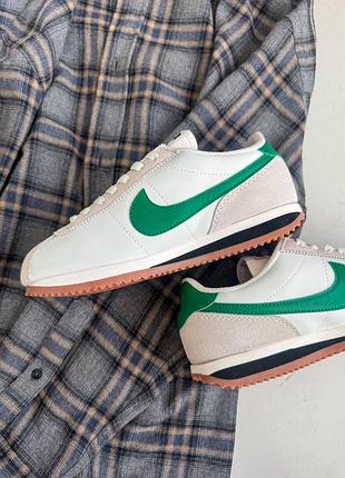Стильні жіночі кросівки nike cortez white/green
