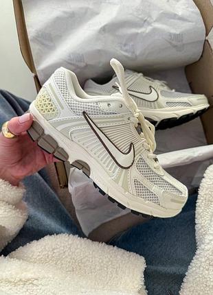 Стильні жіночі кросівки nike zoom roam vomero 5 sail mink brown